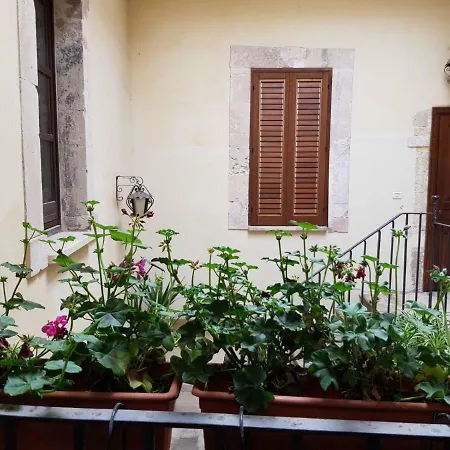 Maison Maniace Holiday home *
